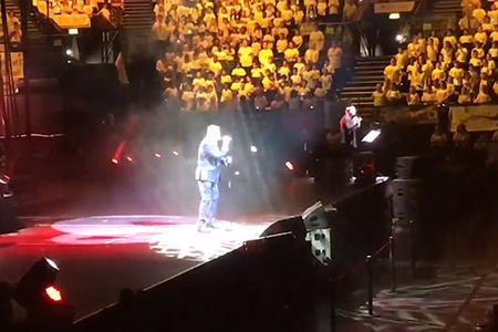 Young Voices in unison- Tony Hadley on stage